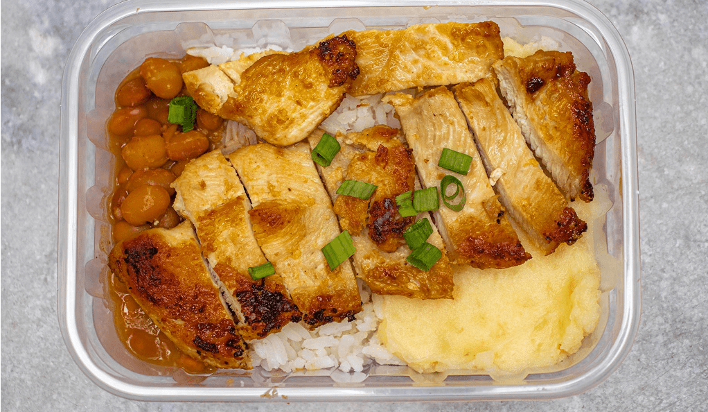 Grilled chicken with rice and chickpeas meal.